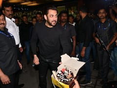 बर्थडे पार्टी में टाइट सिक्योरिटी के साथ पहुंचे सलमान खान, पैपराजी के साथ केक काटकर मनाया जन्मदिन