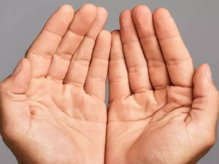 आंख खुलते ही सबसे पहले दोनों हथेलियों को देखकर इस मंत्र का जाप करने से मां लक्ष्मी की कृपा बरसती है - कराग्रे वसते लक्ष्मी: करमध्ये सरस्वती। करमूले स्थितो ब्रह्मा प्रभाते करदर्शनम्।।