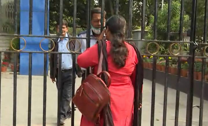 চাকরিপ্রার্থীকে নম্বর দেওয়ার ক্ষেত্রে প্রথমে কলম দিয়ে খাতায় নম্বর লিখতে হবে পরীক্ষককে। তার পর সেই নম্বর অনলাইনও আপলোড করতে হবে। ফলে পর্ষদের কাছে রেকর্ড থাকবে।