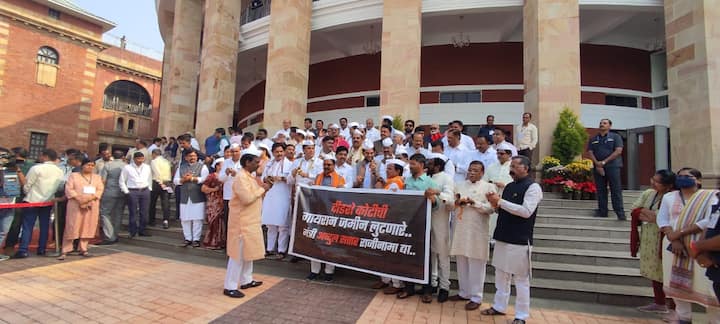 'फुगडी' आंदोलनानंतर विधान भवनाच्या पायऱ्यांवर विरोधकांनी 'भूखंड घ्या, कुणी गायरान घ्या'च्या घोषणा दिल्या.