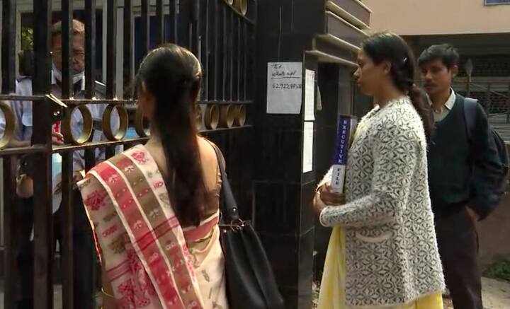 এর আগে দু’বার ইন্টারভিউ দিয়েছিলেন চাকরিপ্রার্থীরা। এ দিন কিছুটা হলেও স্বস্তি ছিল তাঁদের চোখেমুখে। এ বার চাকরি হলেও হয়ে যেতে পারে আশাবাদী তাঁদের মধ্যে কেউ কেউ।