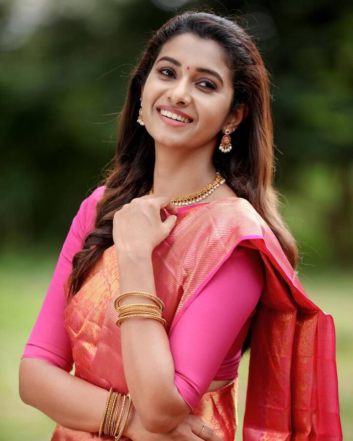 இல்லை அவளும் என்றே உணரும் நொடியில் இதயம் இருளும்
