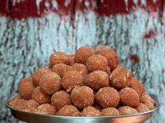 सर्दियों में खाएं जाते हैं तिल, मूंगफली, गोंद के लड्डू और चिक्की, यहां जानें इनके फायदे और नुकसान