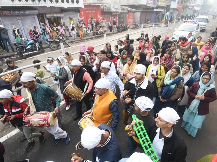 प्रभात फेरी में देश विदेश से आए श्रद्धालुओं ने भाग लिया. सभी श्रद्धालु गुरबाणी पर झूमते नजर आए. पंजाब से आए कई तरह के कलाकारों ने करतब दिखाए.