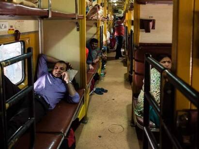 Indian Railways order People traveling by train should sleep only between 10 pm to 6 am Indian Railways: ரயிலில் இனி இந்த நேரங்களில் மட்டுமே தூங்க வேண்டும்.. ஸ்ரிட் ரூல்ஸ் போட்ட இந்திய ரயில்வே நிர்வாகம்!