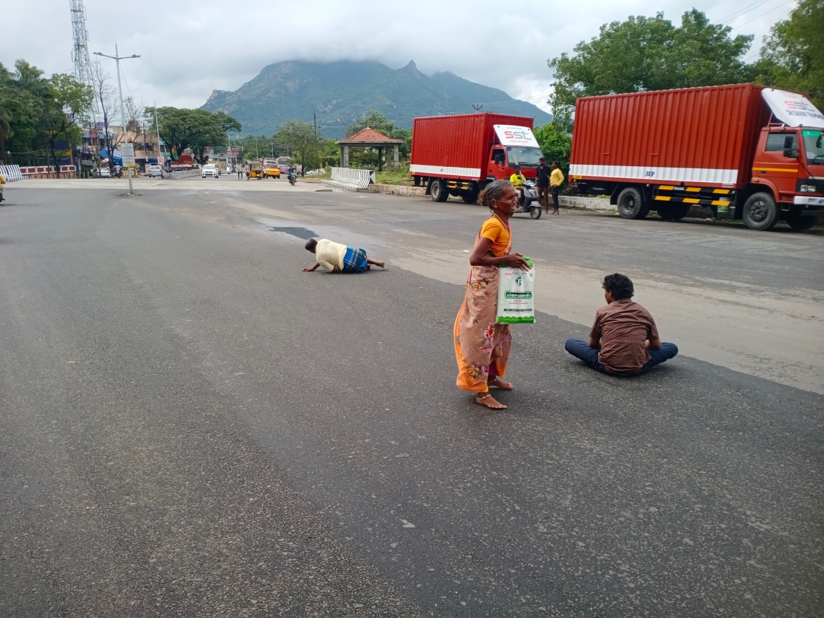 மகனுக்கு எய்ட்ஸ் ஊசி  - போலி மருத்துவர் மீது நடவடிக்கை எடுக்க பெற்றோர் போராட்டம்