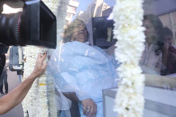 Tunisha Sharma Funeral: रोती बिलखती मां को तड़पता छोड़ गईं तुनिषा शर्मा, ये आखिरी तस्वीरें देख आपके आंसू नहीं रुकेंगे...