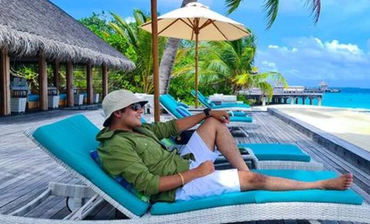 অভিযাত্রীদের তালিকায় আরও যে সাত জনের নাম রয়েছে, তাঁরা হলেন, দক্ষিণ কোরিয়ার তারকা T.O.P, আমেরিকার ডিজে স্টিভ এওকি, চলচ্চিত্র নির্মাতা প্রেন্ডন হল, ইউটিউবার টিম ডড, ব্রিটিশ স্থিরচিত্র গ্রাহক করিম ইলিয়া, চেক দেশের শিল্পী ইয়েমি এডি এবং আয়ারল্যান্ডের স্থিরচিত্রগ্রাহক রিয়ানন অ্যাডাম। দেব তাঁদের সকলের চেয়ে বয়সে ছোট।