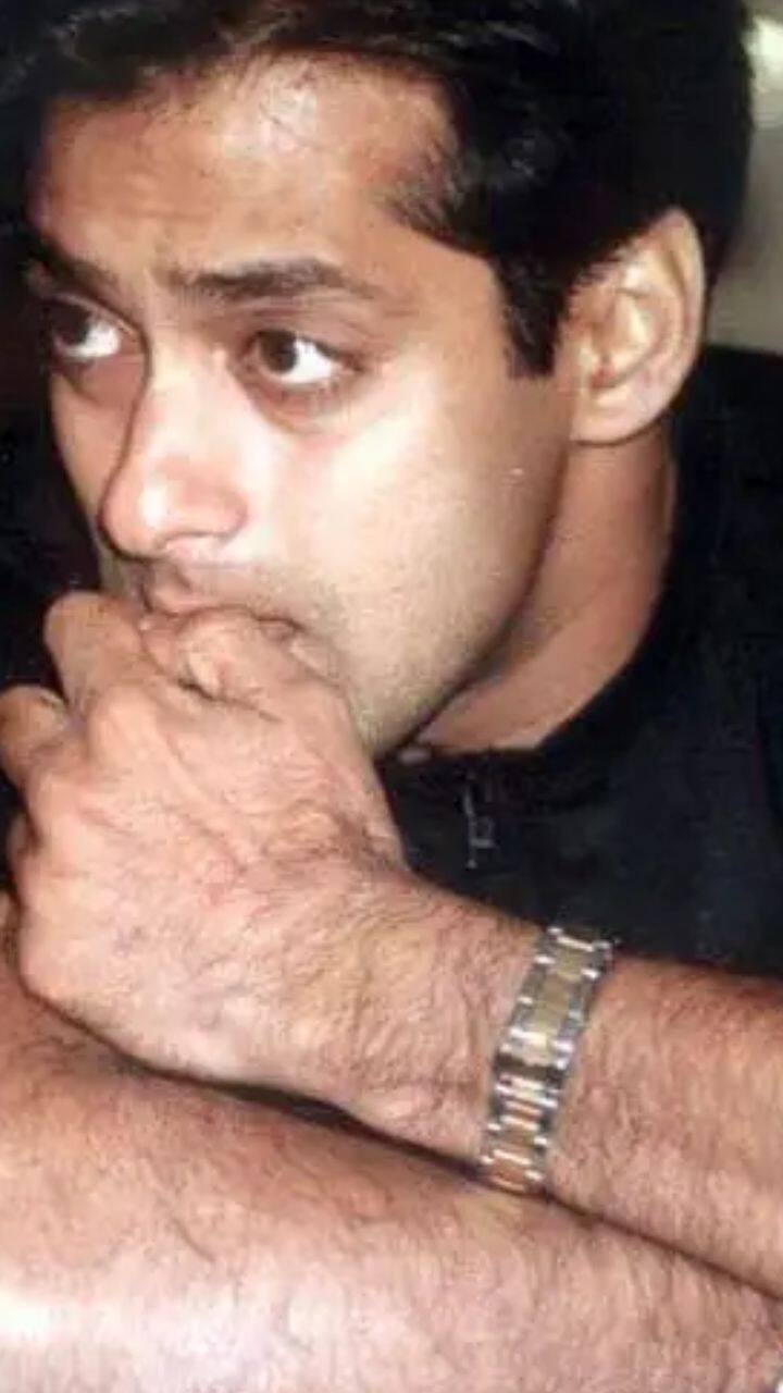 இவர், கல்லூரியில் சேர்ந்த சில நாட்களிலேயே படிப்பை நிறுத்திக்கொண்டார்