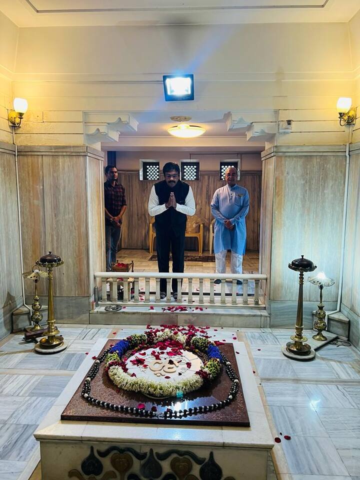 यावेळी विद्यमान सरसंघचालक डॉ मोहन भागवत यांचे एक पुस्तक सर्वांना भेट देण्यात आले.