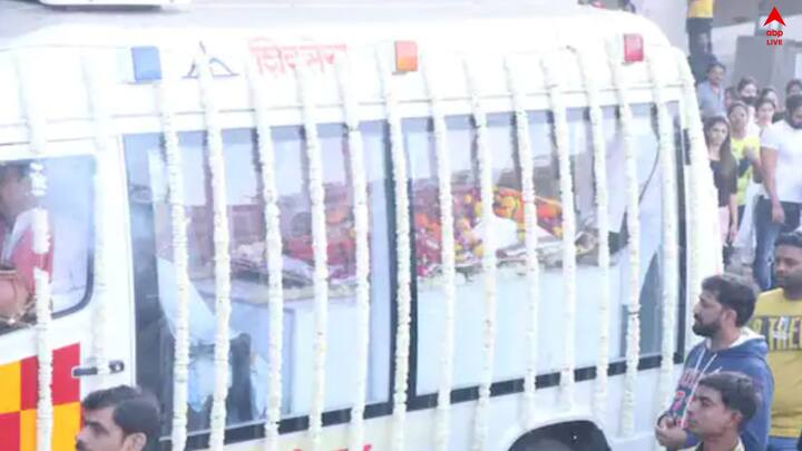 আচমকা মেয়ের আত্মহত্যার ঘটনায় ইতিমধ্যেই শোকস্তব্ধ অভিনেত্রীর মা। ইতিমধ্যেই গডডেভ মহাশ্মশানে  অভিনেত্রীর শেষকৃত্য প্রক্রিয়া শুরু হয়ে গিয়েছে। 