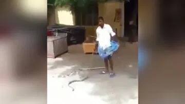 man walking around with a poisonous snake in his lungi people shocked to see the viral video Shocking Video: ਮੌਤ ਦਾ ਕੋਈ ਡਰ ਨਹੀਂ! ਜ਼ਹਿਰੀਲੇ ਸੱਪ ਨੂੰ ਲੁੰਗੀ ਵਿੱਚ ਪਾ ਕੇ ਚੱਲਾ ਗਿਆ ਵਿਅਕਤੀ, ਦੇਖੋ ਵੀਡੀਓ