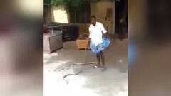 Shocking Video: ਮੌਤ ਦਾ ਕੋਈ ਡਰ ਨਹੀਂ! ਜ਼ਹਿਰੀਲੇ ਸੱਪ ਨੂੰ ਲੁੰਗੀ ਵਿੱਚ ਪਾ ਕੇ ਚੱਲਾ ਗਿਆ ਵਿਅਕਤੀ, ਦੇਖੋ ਵੀਡੀਓ