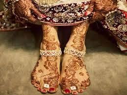 बिछिया- बिछिया को सुहागिन महिलाओं की निशानी माना जाता है. बिछिया केवल सुहागिन महिलाएं ही पहन सकती है. अपने पैरों में पहना हुआ बिछिया भी दूसरों को नहीं देना चाहिए इससे सौभाग्य छिन जाता है और साथ ही आर्थिक समस्याएं भी आ जाती है.