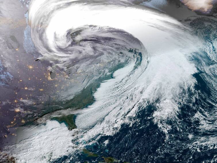 'Once-in-a-lifetime' blizzard kills at least 27 in western New York bomb cyclone Bomb Cyclone: அமெரிக்காவில் ‘பாம்’ புயலால் 60 பேர் உயிரிழப்பு.. பலர் உயிருக்கு போராடும் நிலை.. அது என்ன பாம் புயல்?