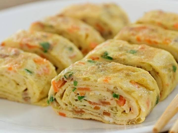 चिकन के पकने के बाद इसमें पके हुए चावल, कटे हुए हरे प्याज, गाजर और फिश सॉस डालें. 5-7 मिनट तक पकाएं और फिर अंडे को मिला लें. अच्छी तरह सब कुछ एक साथ मिला लें. फिर इसे अच्छे से पकाएं और पैन को गैस पर से उतार लें.