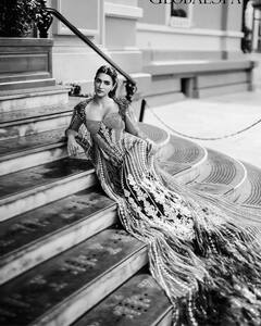 PHOTO: क्रिती सेननचा बोल्ड अवतार, टाइट ड्रेसमध्ये फ्लॉन्ट केली कर्वी फिगर