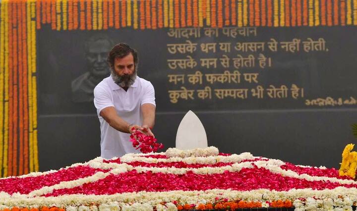 भारत जोडो यात्रेच्या पहिल्या ब्रेकनंतर काँग्रेस नेते राहुल गांधी यांनी सोमवारी (26 डिसेंबर) 'सदैव अटल' या समाधीस्थळी जाऊन अटल बिहारी वाजपेयी यांना श्रद्धांजली अर्पण केली
