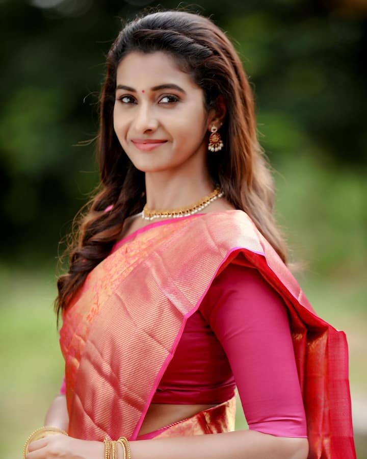 அவள் பாத சுவடில் கண்ணீர் மலர்கள் உதிரும்