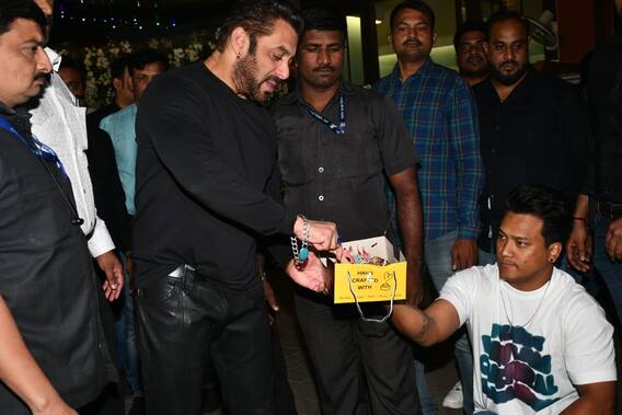 Salman Khan Birthday Celebrations : షారూఖ్, సంగీతా, టబు, సోనాక్షితో సల్మాన్ బర్త్ డే | ABP Desam