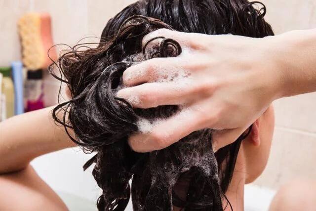 Are you too lazy to wash your hair in winter? Hair Care Tips: શિયાળામાં તમને પણ વાળ ધોવાની આવે છે આળસ? તો તેના નુકસાન પણ જાણી લો