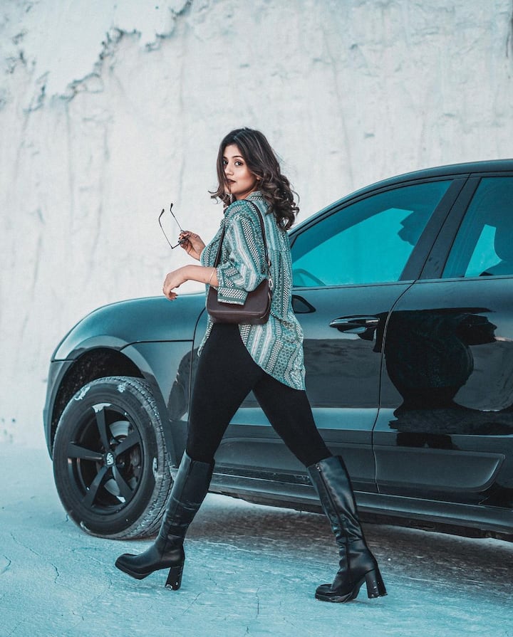 अपनी अदाओं से फैंस को दीवाना बनाने वाली अंजलि अरोड़ा हमेशा चर्चा में बनी रहती हैं. लेटेस्ट फोटोशूट में एक्ट्रेस स्टाइलिश अंदाज में अपना हॉट फिगर फ्लॉन्ट करती नजर आ रही हैं.