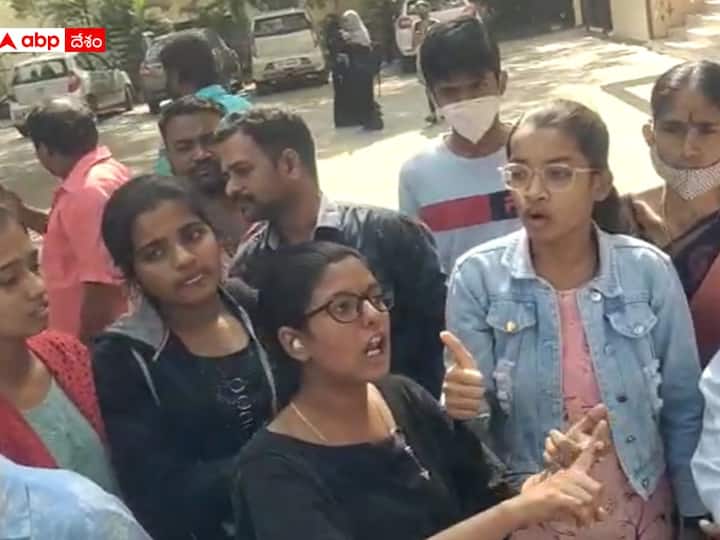 Secunderabad: Students protest at Kasturba Gandhi college over Gas Leakage issue West Marredpally Secunderabad Gas Leakage: వెస్ట్ మారేడ్‌పల్లి కస్తూర్బా కాలేజీలో మళ్లీ ఉద్రిక్తత, ఇంకా ఆసుపత్రుల్లోనే విద్యార్థులు
