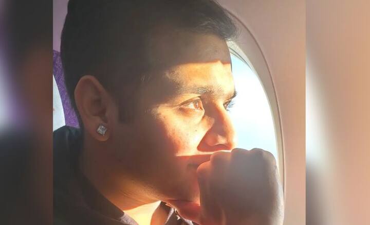 সেই সব আবেদনের মধ্য থেকে আট জনকে বেছে নেওয়া হয়েছে। তাতে নাম উঠে এসেছে দেবের। ইলন মাস্কের সংস্থার এই অভিযানের নাম রাখা হয়েছে ‘ডিয়ার মুন প্রজেক্ট’। এর আওতায় মাস্কের সংস্থার তৈরি রকেট চাঁদের কাছাকাছি গিয়ে, তাকে প্রদক্ষিণ করে পৃথিবীতে ফিরে আসবে।