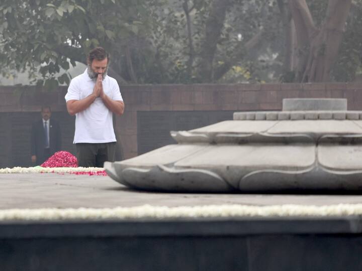 राहुल गांधी यांनी सर्वप्रथम त्यांचे वडील आणि माजी पंतप्रधान राजीव गांधी यांच्या 'वीर भूमी' या समाधी जाऊन आदरांजली वाहिली.