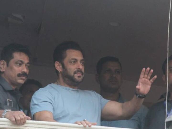 Salman Khan Birthday : सलमान खानने त्याच्या इंस्टाग्राम अकाउंटवर स्वत:चा एक फोटो शेअर केला आहे. ज्यामध्ये गॅलेक्स अपार्टमेंटखाली त्याच्या चाहत्यांची गर्दी दिसत आहे