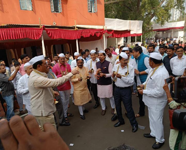 विरोधकांच्या घोषणांनी विधान भवन परिसर दणाणून निघाला.