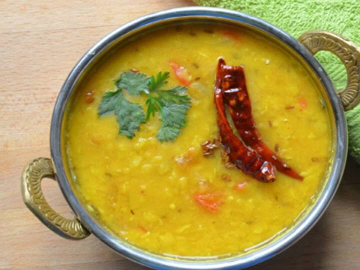 अब माइक्रावेव में तड़का तैयार करें. अब इसके लिए एक बाउल लें उसमें घी, राई, हींग , तेजपत्ता, लाल मिर्च, कटा हुआ प्याज, टमाटर डाल लें. उसके बाद उसमें धनिया, लाल मिर्च पाउडर और गरम मसाला मिक्स कर लें.
