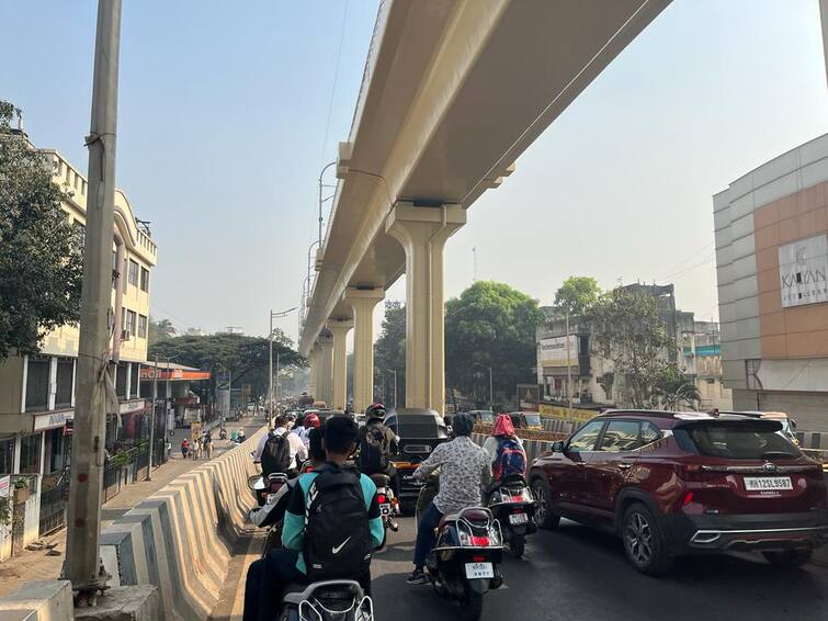Traffic did not decrease even after construction of double decker bridge Pune Traffic News : पुण्यात कर्वे रोडवर डबल डेकर पुल बांधला मात्र ट्राफिक 'जैसे थेच'