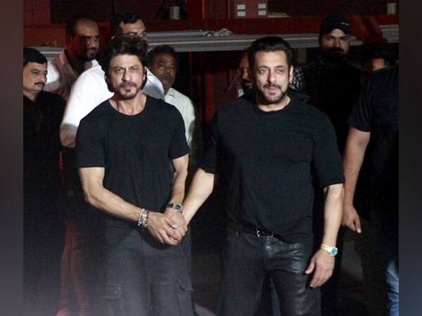 Shah Rukh Khan attends Salman Khan's 57th birthday bash Salman Khan's Birthday: શાહરૂખે વધારી સલમાન ખાનની બર્થડે પાર્ટીની રોનક, 'દબંગ'ને ગળે લગાવી પાઠવી શુભકામના