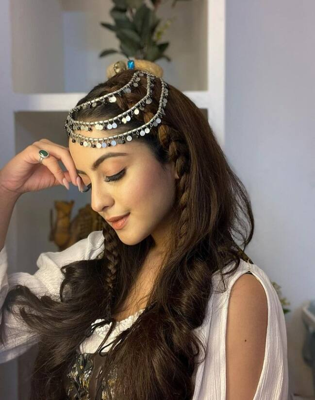 আত্মহত্যা করেছেন ছোট পর্দার জনপ্রিয় অভিনেত্রী তুনিশা শর্মা। ২৪ ডিসেম্বর সন্ধ্যেয় তাঁর মৃত্যুর খবর আসে। জানা যায়, ধারাবাহিকের সেটেই মেকআপ রুমে আত্মহত্যা করেছেন তিনি।