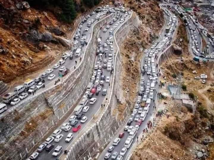 manali traffic jam old photo viral on social media Himachal Pradesh ANN Manali News: सोशल मीडिया पर वायरल हो रही मनाली ट्रैफिक जाम की तस्वीर, जानें- क्या है सच्चाई?