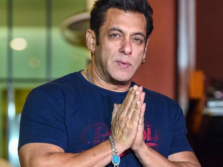मुंबईतील ताज हॉटेमधील एका शोमध्ये बॅकग्राऊंड डान्सर म्हणून सलमाननं काम केलं. या कमाचे सलमानला 75 रुपये मिळाले.