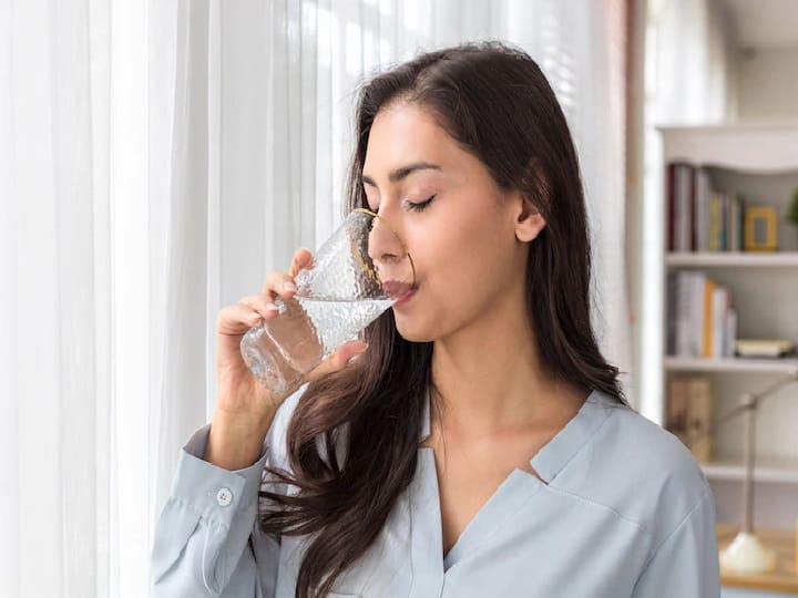 Drinking Water During Eating: खाना खाते हुए आपको भी है पानी पीने की आदत, तो नुकसान के बारे में जरूर जान लें