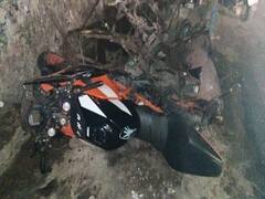 மதுரையில் வடை கடைக்குள் புகுந்த ரேஸ் பைக் - இருவர் படுகாயம்