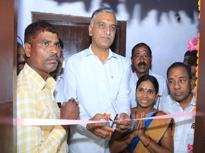 Minister Harish Rao Inaugurates Double Bedroom Houses in Sangareddy Minister Harish Rao: రేపటి నుంచి రైతుల ఖాతాల్లోకి రైతుబంధు డబ్బులు: మంత్రి హరీష్ రావు