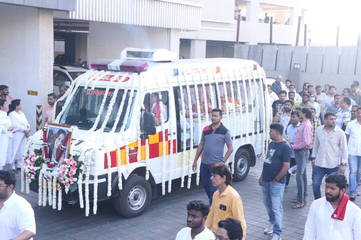 एंबुलेंस से तुनिषा के शव को पहले घर और फिर शमशान घाट तक लाया गया जहां पर उनका अंतिम संस्कार किया गया.