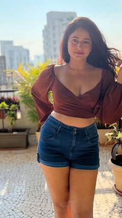 Poonam Bajwa: சூரியன் முன் நின்று போட்டோஷூட் செய்த பூனம் பாஜ்வா!