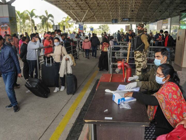 3 passengers from Abu Dhabi Hong Kong and Dubai found corona positive at Bengaluru airport samples sent for genome sequencing ann अबू धाबी, हांगकांग और दुबई के 3 यात्री बेंगलुरु एयरपोर्ट पर मिले कोरोना पॉजिटिव, जीनोम सीक्वेंसिंग के लिए भेजे गए सैंपल