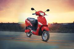 Electric Scooters: જબરદસ્ત રેન્જ સાથે બજેટમાં આવે છે આ પાંચ ઇલેક્ટ્રિક સ્કૂટર, તસવીરો......