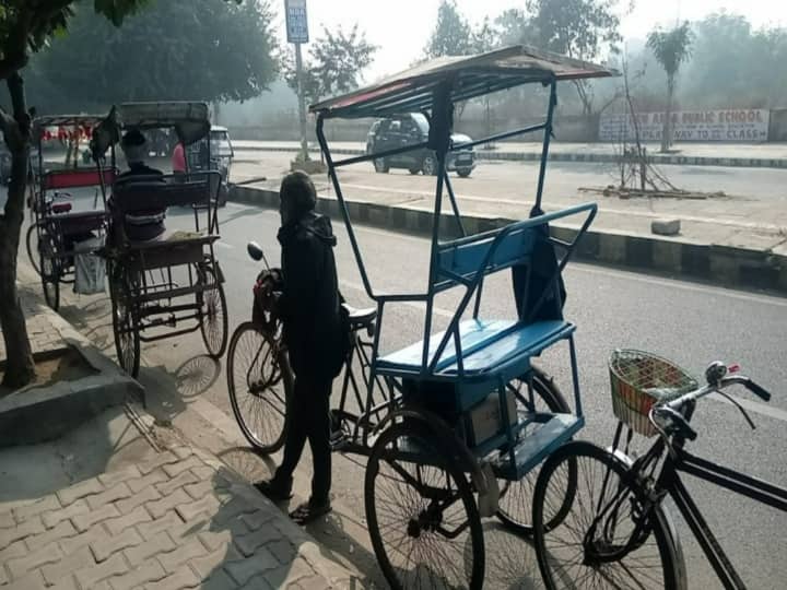 Delhi Cold Dwarka Rickshaw Driver spend night on footpath in Winter ann Delhi: दो वक्त की रोटी के लिए कड़ाके की ठंड में भी रिक्शा चलाना मजबूरी, फुटपाथ पर ठिठुरते हुए गुजरती हैं रातें