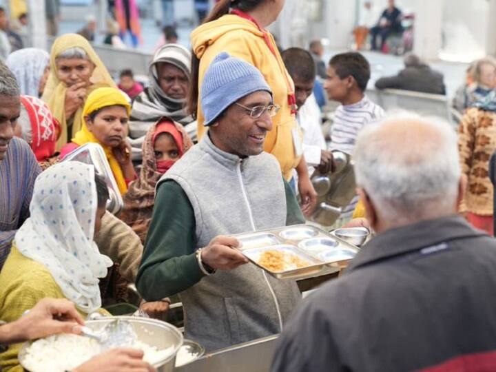 Adani Group Employees served food to the homeless and the elderly in The Earth Saviours Foundation Adani Group: अडानी ग्रुप के कर्मचारियों ने 'द अर्थ सेवियर्स फाउंडेशन' में बुजुर्गों और बेघर लोगों को कराया भोजन
