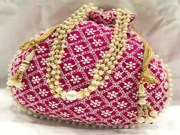 Potli Bags From Old Sarees: घर पर ऐसी बहुत सी साड़ियां रहती हैं जिन्हें आप फेंक भी नहीं सकते और पहन भी नहीं सकते हैं. ऐसे में इन पुरानी साड़ियों का पोटली बैग तैयार कर सकते हैं.