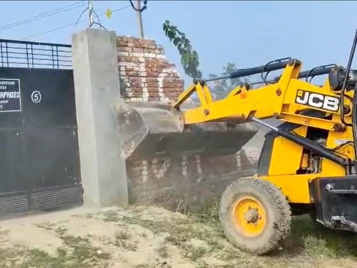 Uttar Pradesh News Muzaffarnagar Development Authority Bulldozer Demolished 20 crores Rs illegal Colonies ANN Muzaffarnagar News: मुजफ्फरनगर में फिर चला प्रशासन का बुलडोजर, 20 करोड़ की अवैध जमीन कब्जा मुक्त