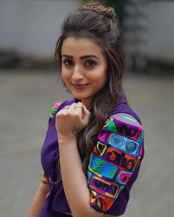 తెలుగుతో పాటు హిందీ, కన్నడ, మలయాళం, తమిళం సినిమాలతో ప్రేక్షకులను ఆకట్టుకుంటున్న త్రిష కృష్ణన్ సపోర్టింగ్ రోల్స్ తో కెరీర్‌ను ప్రారంభించింది. Image Credit: Trisha Krishnan /Instagram
