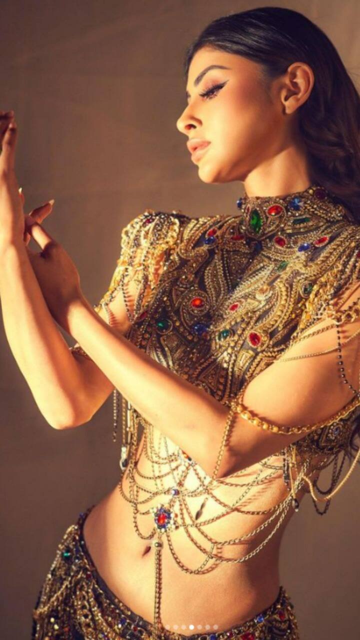 मौनी रॉयने ख्रिश्चन लुबौटिनच्या मेटलिक गोल्डन पॉइंटेड हिल्ससह तिचा भव्य लूक पूर्ण केला.